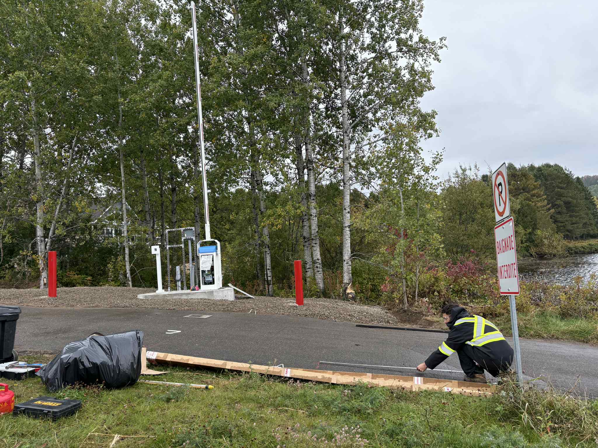 Technicien Lexoh installant les équipements à un accès au lac